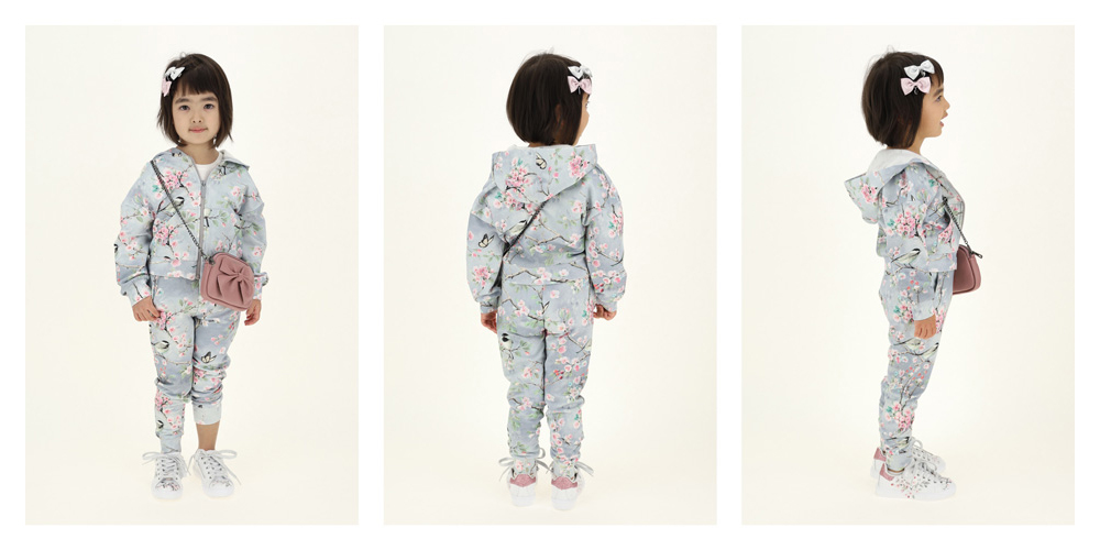 Modne ubrania dla dziewczynki - szary dres dla dziecka z dzianiny drukowanej w kwiatowy wzór - monnalisa na jesień i zimę 2021/2022